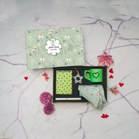 Kadınlar Günü Hediye Seti – Ahşap Kutu, Defter, Kalem, Fincan, Anahtarlık, Fular